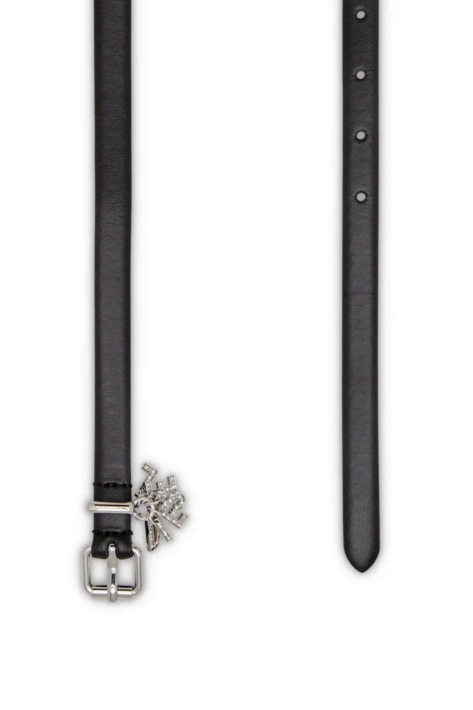 b-charm-loop 1,4 cm breiter Nappaledergürtel mit Logo-Anhängern