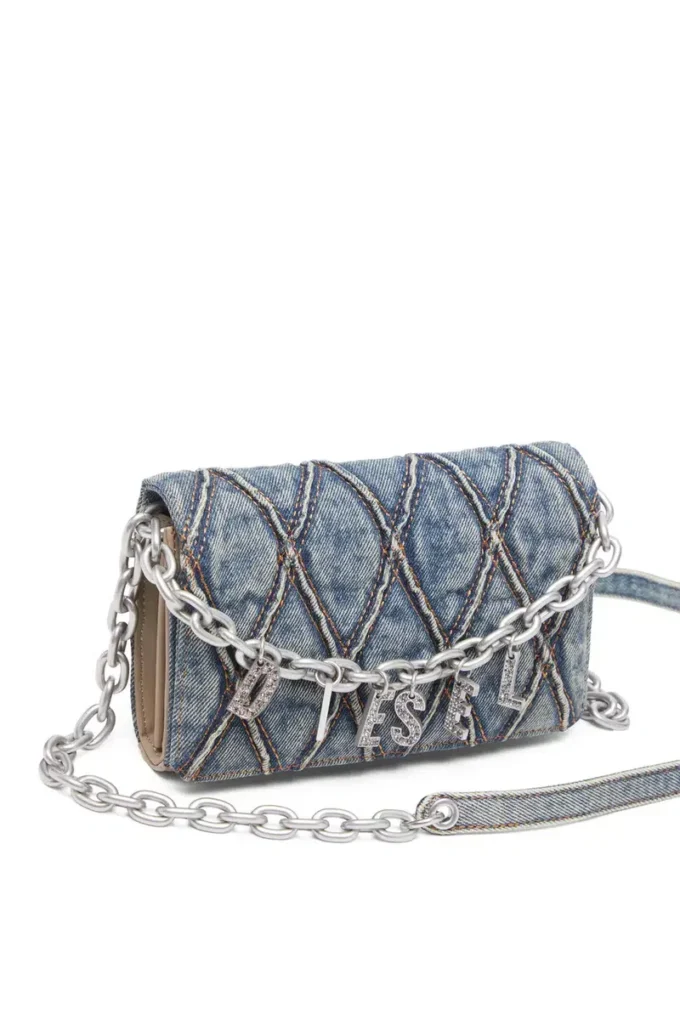 charm-d Geldbörse mit Riemen Geldbörse aus gestepptem Denim mit Argyle-Muster