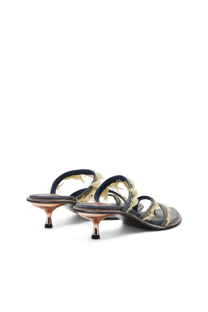 d-havanna kittie D-Havanna Kittie-Mules aus ausgefranstem Denim mit Kristallen d-havanna kittie D-Havanna Kittie-Mules aus ausgefranstem Denim mit Kristallen