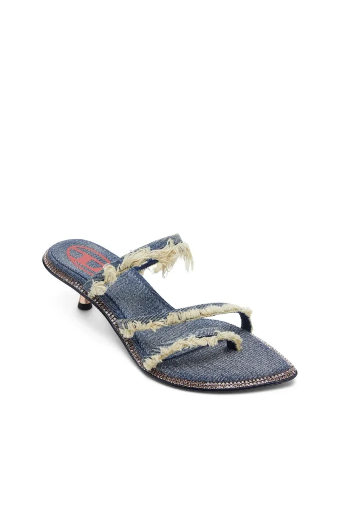 d-havanna kittie D-Havanna Kittie-Mules aus ausgefranstem Denim mit Kristallen d-havanna kittie D-Havanna Kittie-Mules aus ausgefranstem Denim mit Kristallen