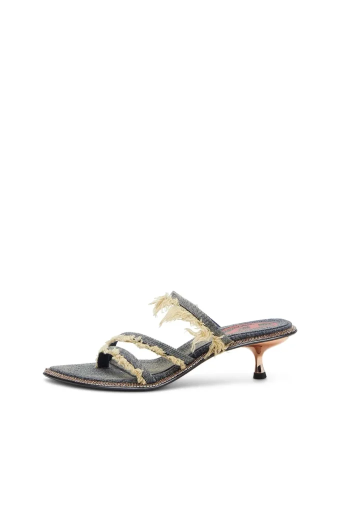 d-havanna kittie D-Havanna Kittie-Mules aus ausgefranstem Denim mit Kristallen d-havanna kittie D-Havanna Kittie-Mules aus ausgefranstem Denim mit Kristallen