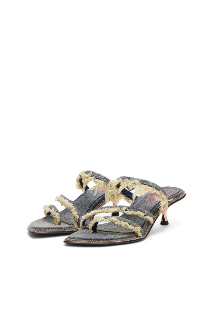 d-havanna kittie D-Havanna Kittie-Mules aus ausgefranstem Denim mit Kristallen d-havanna kittie D-Havanna Kittie-Mules aus ausgefranstem Denim mit Kristallen