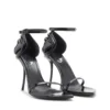d-ten&half Sandale D-Ten&Half-Stiletto-Sandalen aus Lackleder und Satin d-ten&half Sandale D-Ten&Half-Stiletto-Sandalen aus Lackleder und Satin