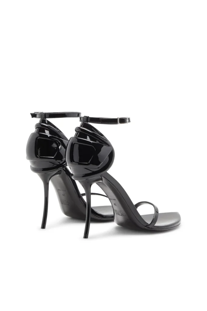 d-ten&half Sandale D-Ten&Half-Stiletto-Sandalen aus Lackleder und Satin d-ten&half Sandale D-Ten&Half-Stiletto-Sandalen aus Lackleder und Satin