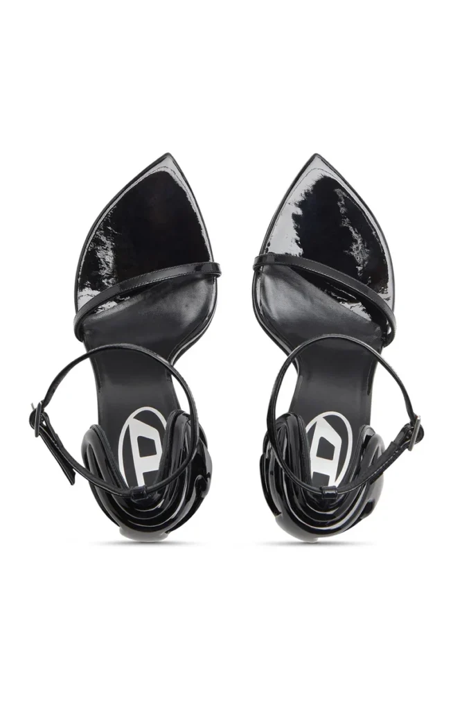 d-ten&half Sandale D-Ten&Half-Stiletto-Sandalen aus Lackleder und Satin d-ten&half Sandale D-Ten&Half-Stiletto-Sandalen aus Lackleder und Satin