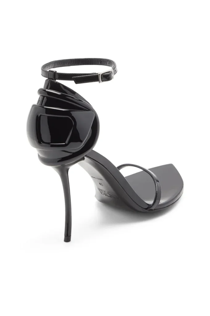 d-ten&half Sandale D-Ten&Half-Stiletto-Sandalen aus Lackleder und Satin d-ten&half Sandale D-Ten&Half-Stiletto-Sandalen aus Lackleder und Satin