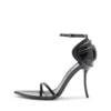 d-ten&half Sandale D-Ten&Half-Stiletto-Sandalen aus Lackleder und Satin d-ten&half Sandale D-Ten&Half-Stiletto-Sandalen aus Lackleder und Satin