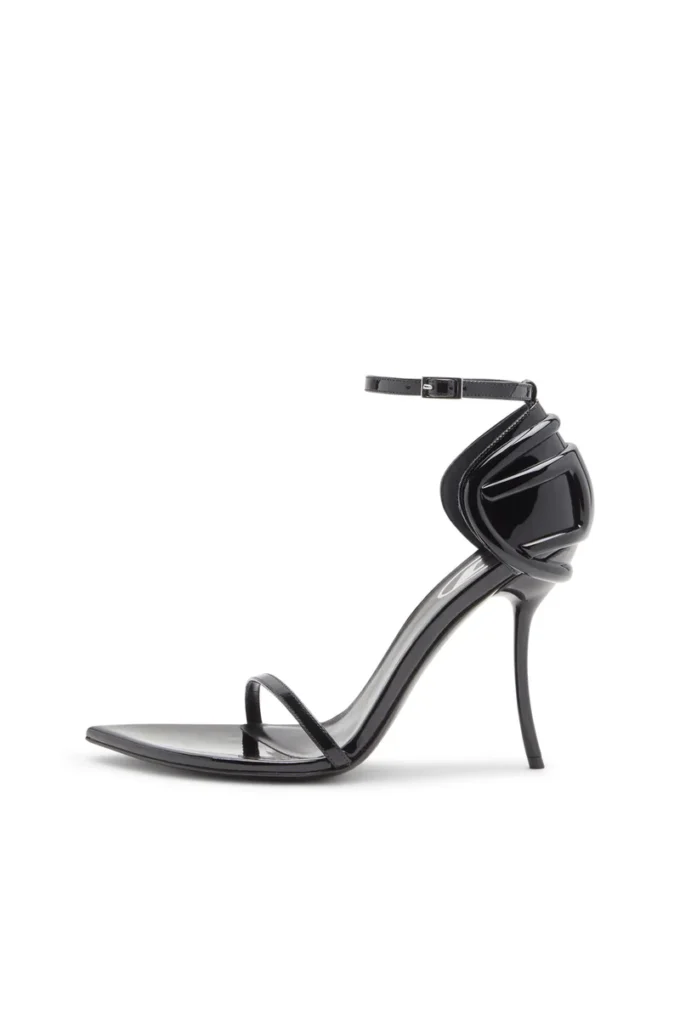 d-ten&half Sandale D-Ten&Half-Stiletto-Sandalen aus Lackleder und Satin d-ten&half Sandale D-Ten&Half-Stiletto-Sandalen aus Lackleder und Satin