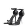 d-ten&half Sandale D-Ten&Half-Stiletto-Sandalen aus Lackleder und Satin d-ten&half Sandale D-Ten&Half-Stiletto-Sandalen aus Lackleder und Satin