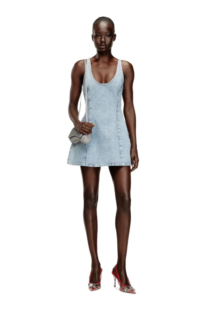 de-sweeney-s1 Kurzes Kleid aus Denim mit Hahnentrittmuster und Kristallen
