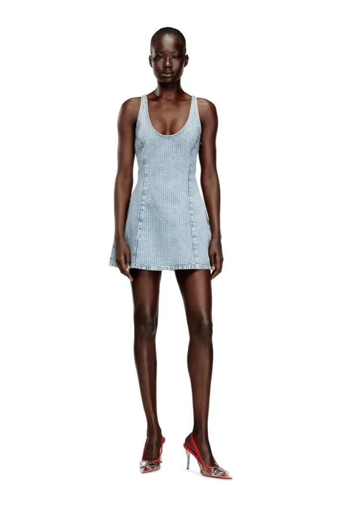 de-sweeney-s1 Kurzes Kleid aus Denim mit Hahnentrittmuster und Kristallen