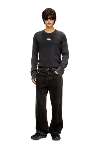 k-darren-d Ausgeschnittener Pullover mit Rippstrick und ovaler D-Plakette