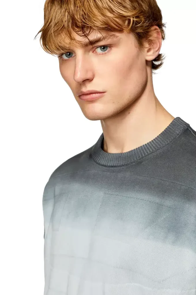 k-nevil Pullover mit Dégradé-Muster und übergroßem Logo