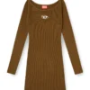 m-vera Schulterfreies Kleid aus geripptem Strick