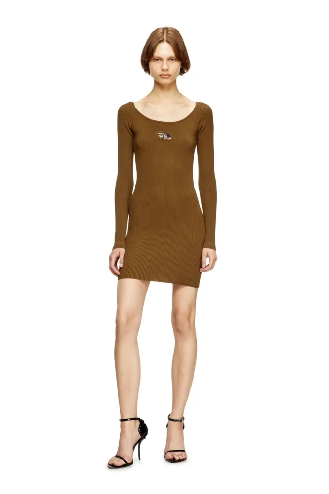 m-vera Schulterfreies Kleid aus geripptem Strick