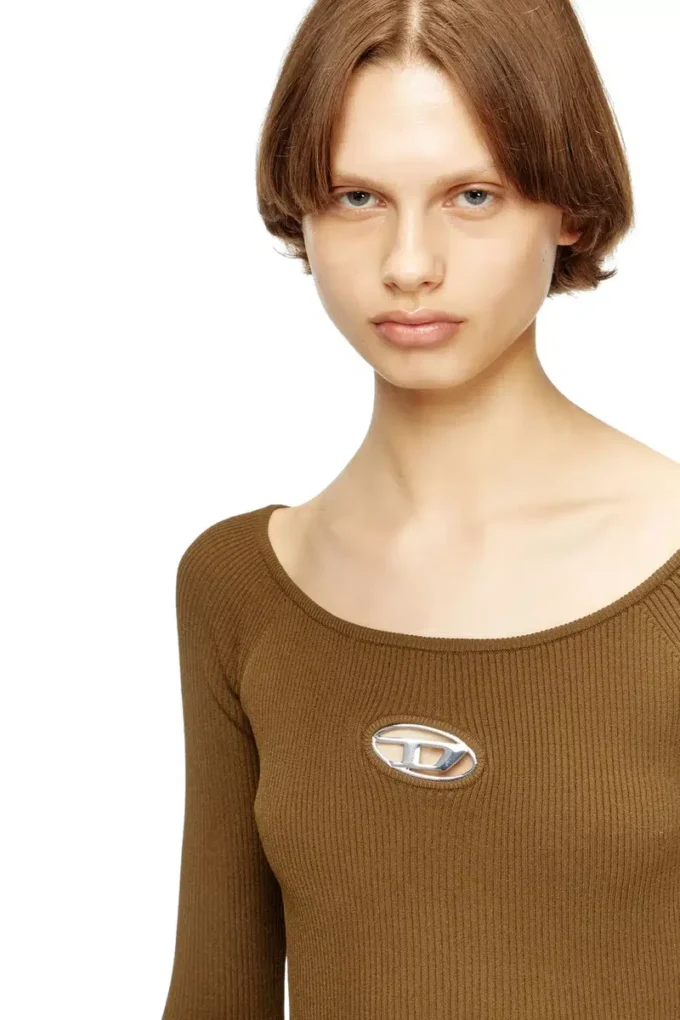 m-vera Schulterfreies Kleid aus geripptem Strick