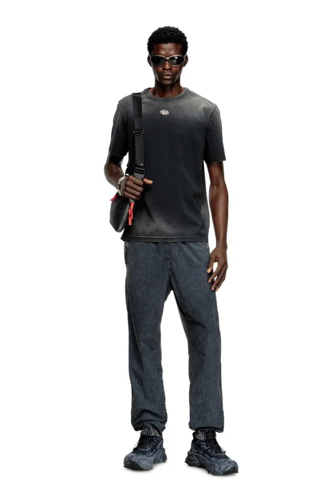 t-adjust-t1 Verblasstes T-Shirt mit ausgeschnittenem ovalem D