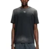 t-adjust-t1 Verblasstes T-Shirt mit ausgeschnittenem ovalem D