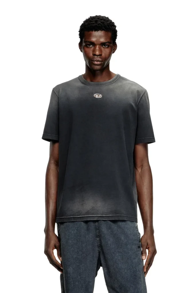 t-adjust-t1 Verblasstes T-Shirt mit ausgeschnittenem ovalem D