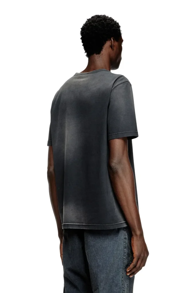 t-adjust-t1 Verblasstes T-Shirt mit ausgeschnittenem ovalem D