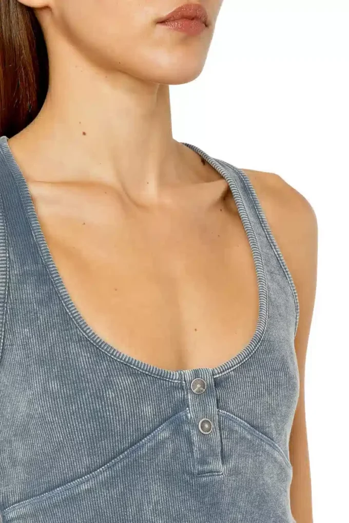t-aniesse Geripptes Racerback-Oberteil mit Knopfleiste t-aniesse Geripptes Racerback-Oberteil mit Knopfleiste