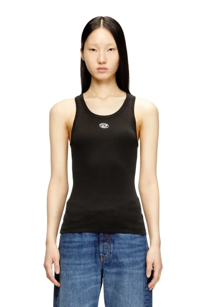 t-anki-od Schlank geschnittenes, geripptes Tanktop mit metallischem Oval D t-anki-od Schlank geschnittenes, geripptes Tanktop mit metallischem Oval D