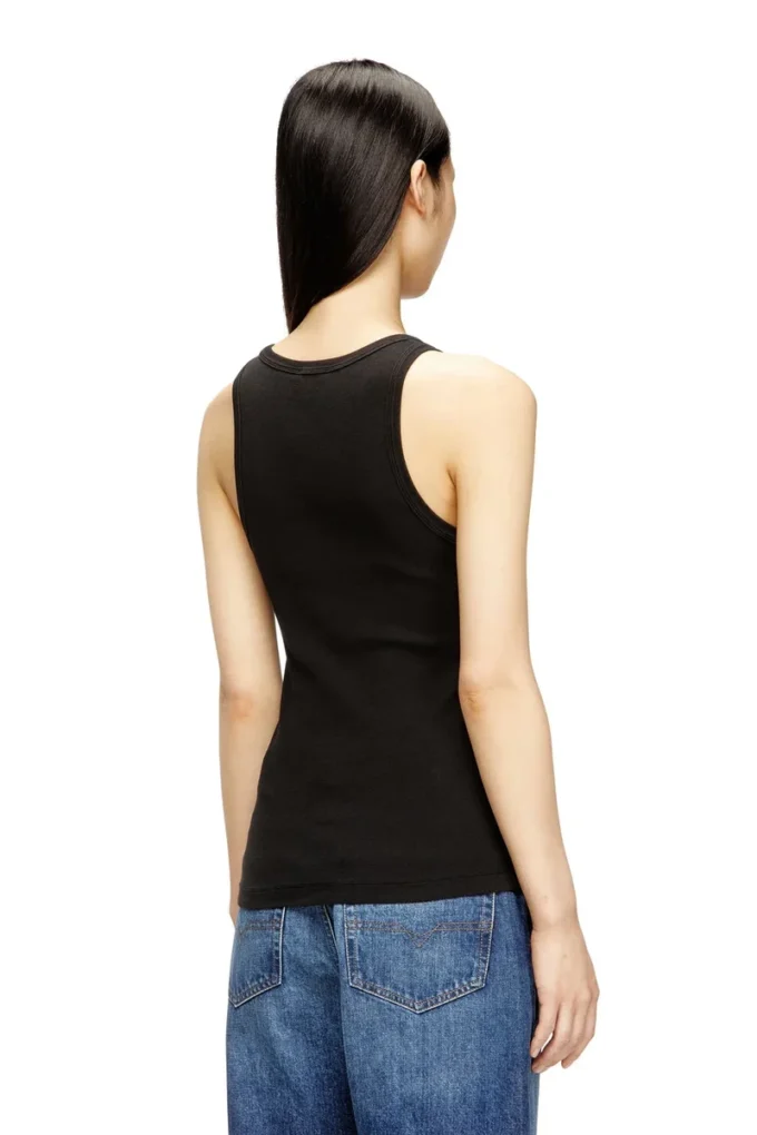 t-anki-od Schlank geschnittenes, geripptes Tanktop mit metallischem Oval D t-anki-od Schlank geschnittenes, geripptes Tanktop mit metallischem Oval D