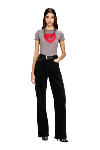 t-uncuties-long-s5 Schmal geschnittenes T-Shirt mit Herzprint und Nieten
