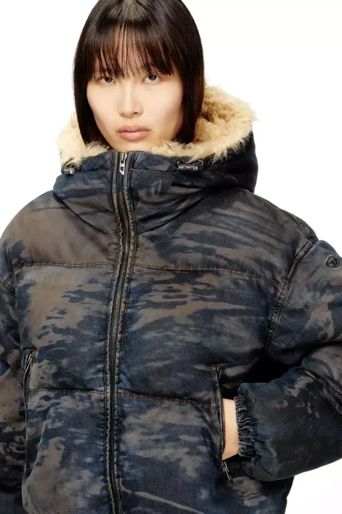 w-aves-fur Pufferjacke mit Kapuze aus Denim in Dirt-Effekt-Camouflage w-aves-fur Pufferjacke mit Kapuze aus Denim in Dirt-Effekt-Camouflage